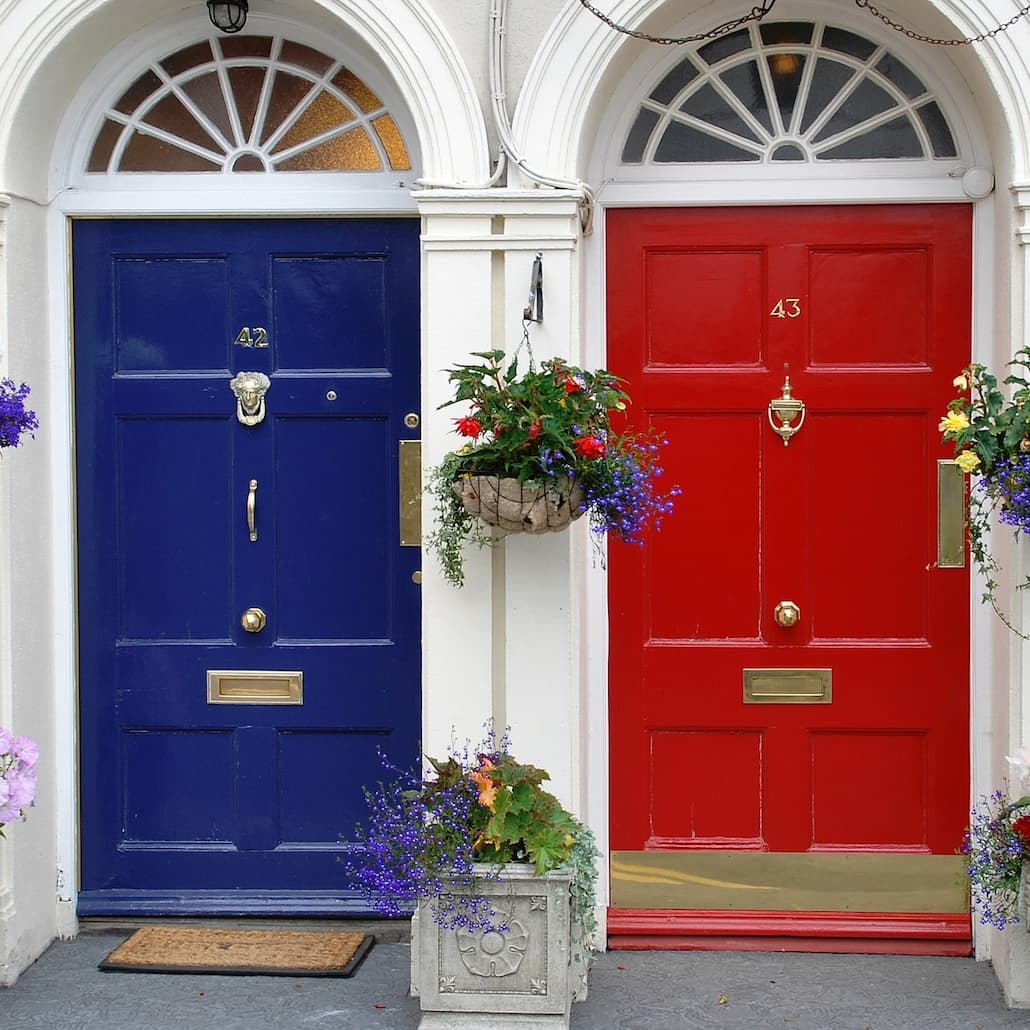 puertas azul y roja