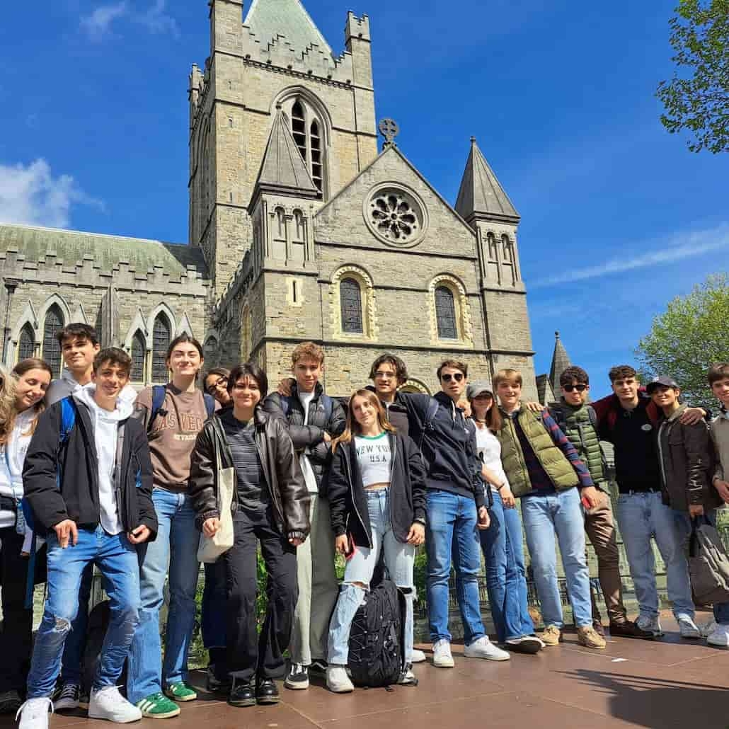 Grupo de jóvenes posando para una foto en frente de una iglesia